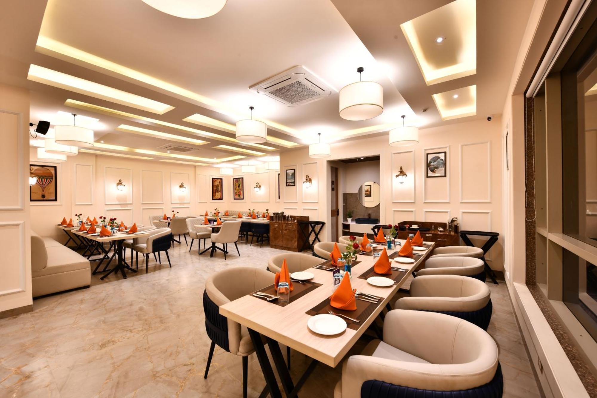Click Collection Grand Gateway Varanasi Luaran gambar